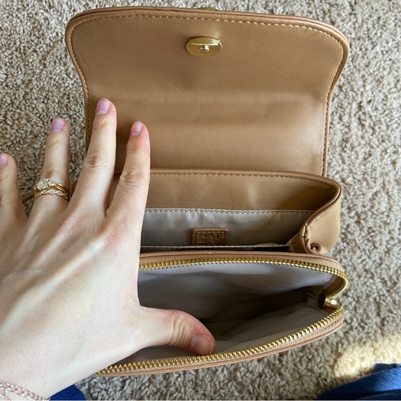 Elegant Tan Leather Handbag - Picture 3 of 4